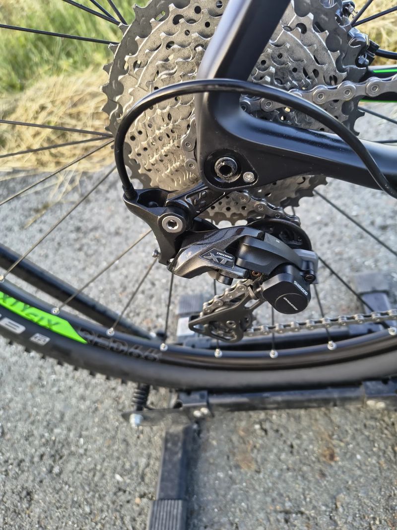 KARBONOVÉ HORSKÉ KOLO CUBE, SHIMANO XT, JAKO NOVÉ