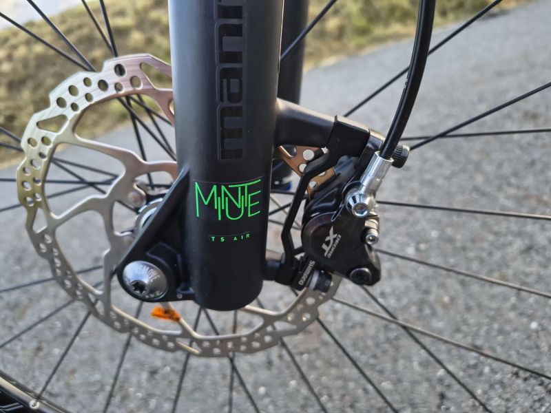 KARBONOVÉ HORSKÉ KOLO CUBE, SHIMANO XT, JAKO NOVÉ