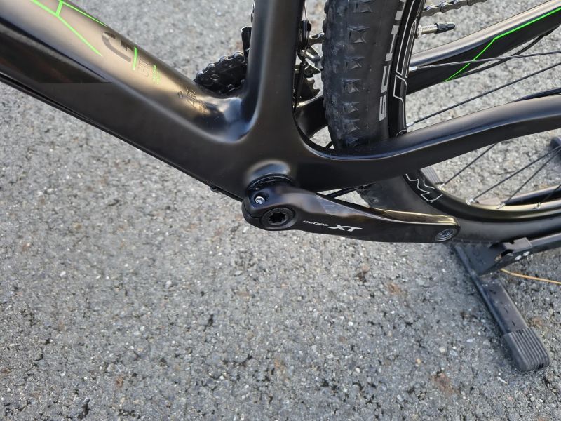 KARBONOVÉ HORSKÉ KOLO CUBE, SHIMANO XT, JAKO NOVÉ
