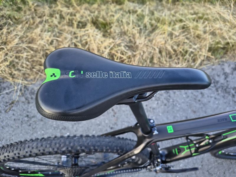 KARBONOVÉ HORSKÉ KOLO CUBE, SHIMANO XT, JAKO NOVÉ