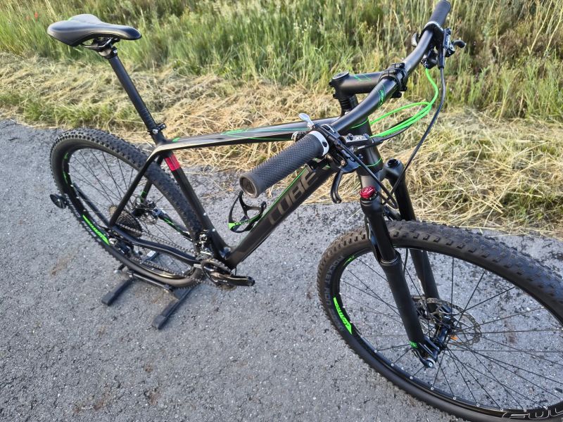 KARBONOVÉ HORSKÉ KOLO CUBE, SHIMANO XT, JAKO NOVÉ