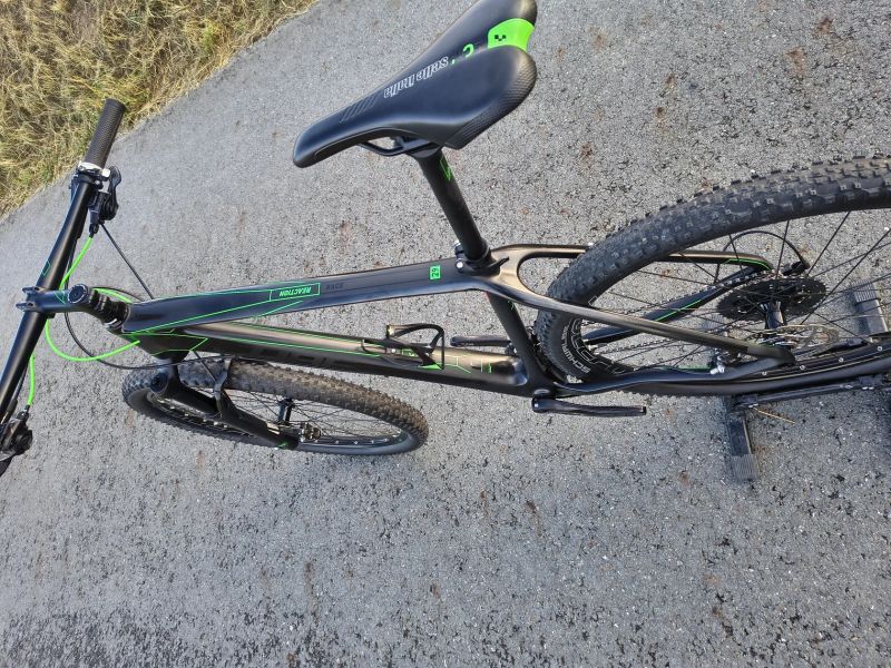KARBONOVÉ HORSKÉ KOLO CUBE, SHIMANO XT, JAKO NOVÉ