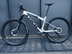 Téměř nový Trek Supercaliber 9.8 XT