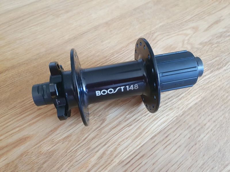 Formula Boost zadní náboj 12x148, 6 a 32 děr