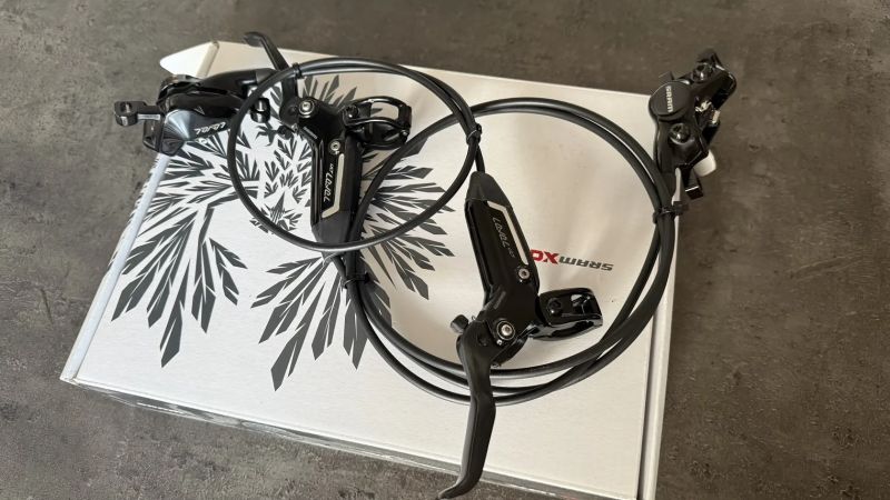 Brzdy Sram Level Ultimate 2pístkové, verze Stealth (integrace do kokpitu)