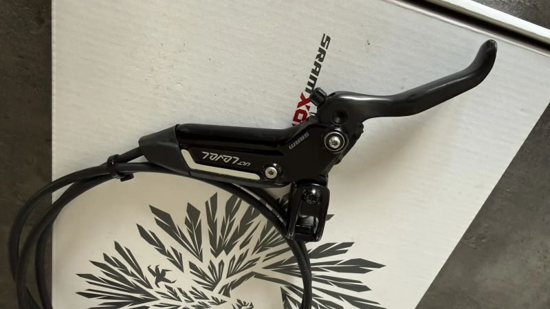 Brzdy Sram Level Ultimate 2pístkové, verze Stealth (integrace do kokpitu)