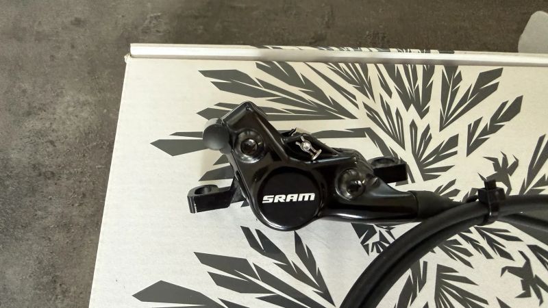 Brzdy Sram Level Ultimate 2pístkové, verze Stealth (integrace do kokpitu)