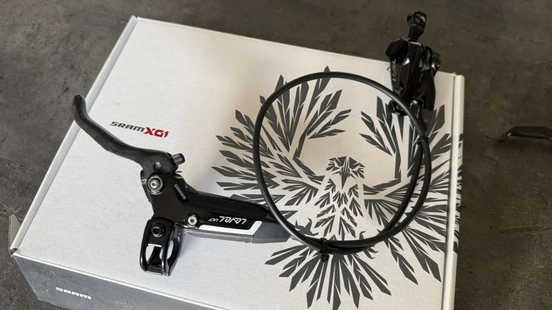 Brzdy Sram Level Ultimate 2pístkové, verze Stealth (integrace do kokpitu)