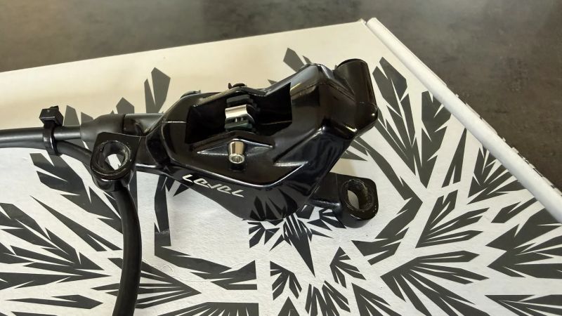 Brzdy Sram Level Ultimate 2pístkové, verze Stealth (integrace do kokpitu)