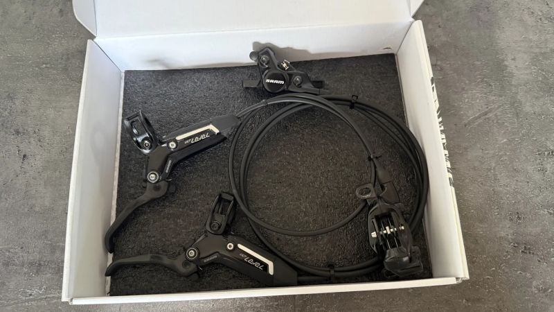 Brzdy Sram Level Ultimate 2pístkové, verze Stealth (integrace do kokpitu)
