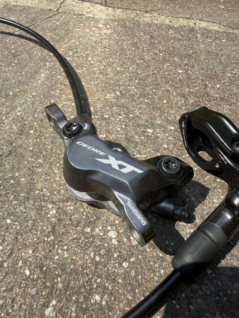 Brzdy Shimano XT 4 pístkové s levou pákou