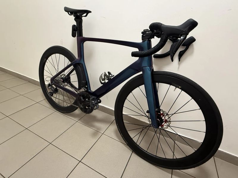 Silnička vlastní stavba NOVÁ na 175-180 cm, carbon, shimano 105 Di2, chameleon barva