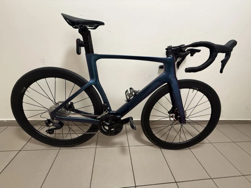 Silnička vlastní stavba NOVÁ na 175-180 cm, carbon, shimano 105 Di2, chameleon barva