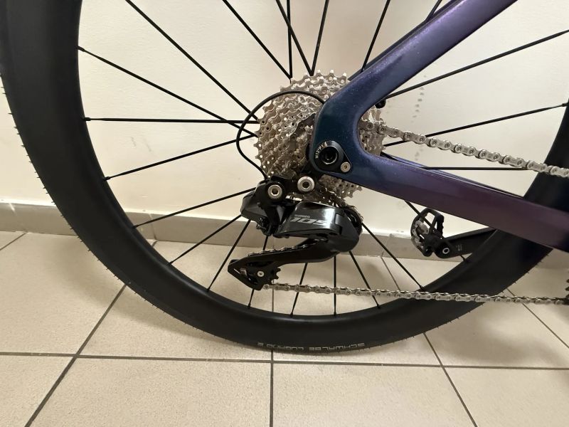 Silnička vlastní stavba NOVÁ na 175-180 cm, carbon, shimano 105 Di2, chameleon barva