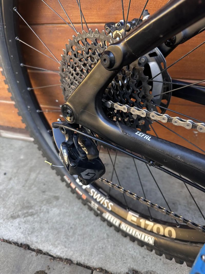 Kellys eraser 90 vel L Carbon 