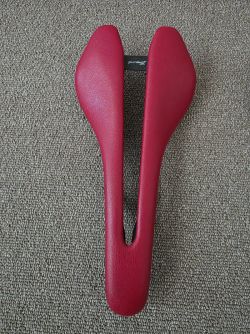 Top carbon sedlo Berk