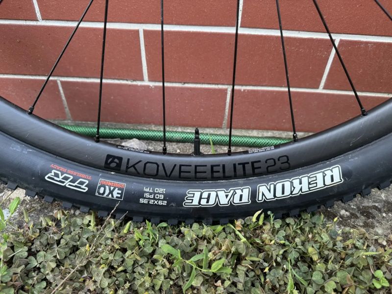 Bontrager Kovee Elite 23, ořech XD