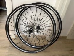 Zapletená hliníková kola Bontrager včetně plášťů 