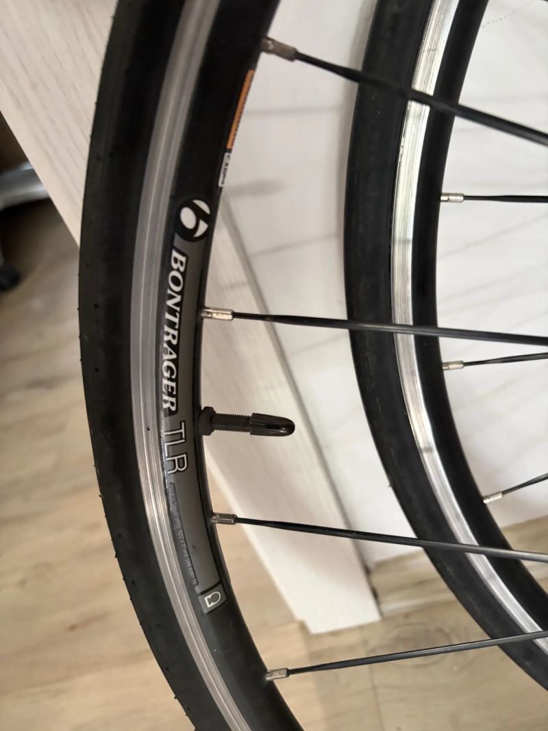 Zapletená hliníková kola Bontrager včetně plášťů 