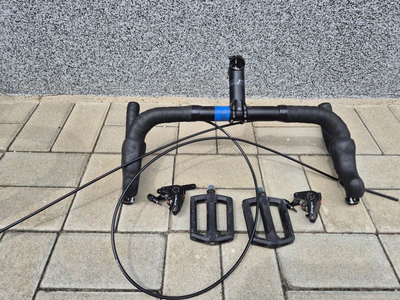 Jedinečný Kellys Soot 30 GRAVEL (Vel. M /172 -182 cm) – rovná řídítka, GRX hydraulika, stav nového