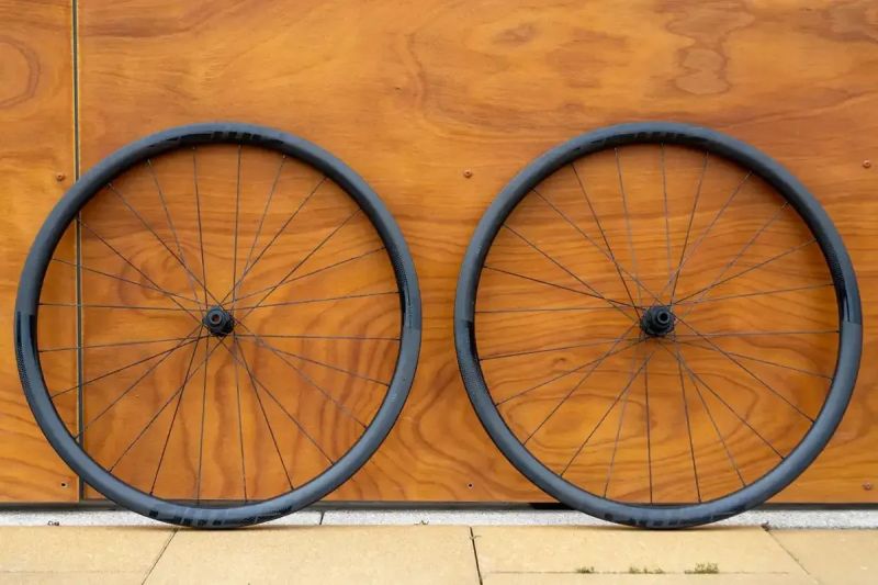 Ffwd ryot 33 dt swiss 240
