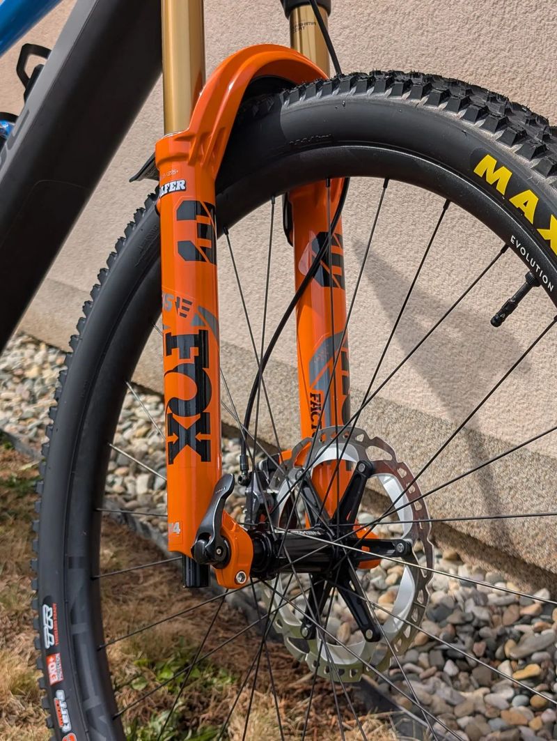 Cube Stereo Hybrid 140 HPC Actionteam 750 (jen 200 km, karbon, 29", r.24)