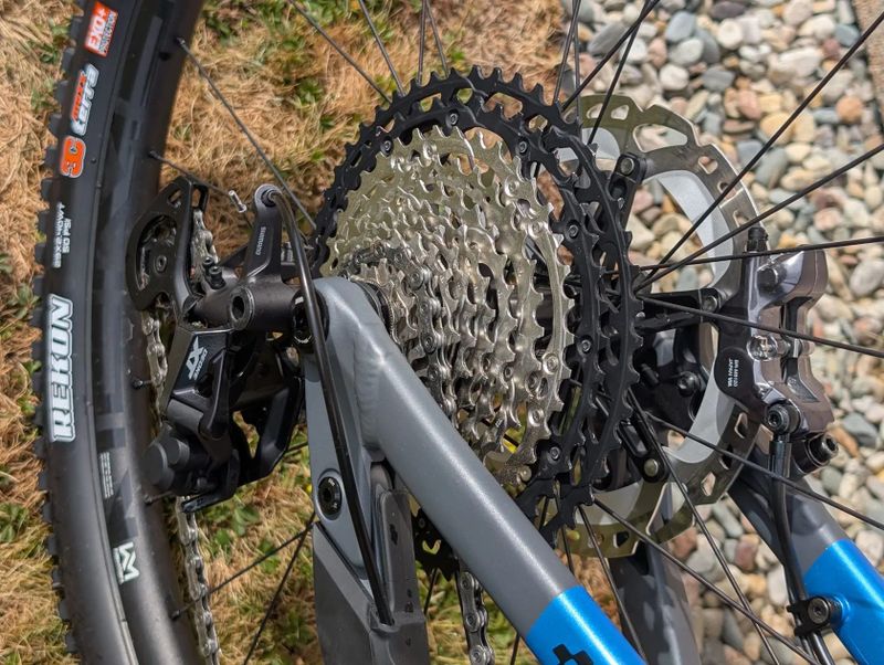Cube Stereo Hybrid 140 HPC Actionteam 750 (jen 200 km, karbon, 29", r.24)