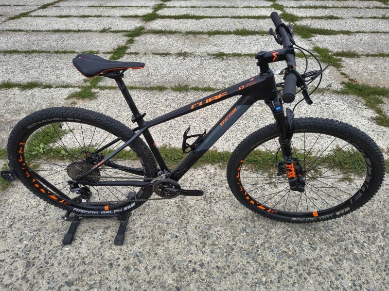 KARBONOVÉ HORSKÉ KOLO CUBE, SHIMANO XT.,.FOX