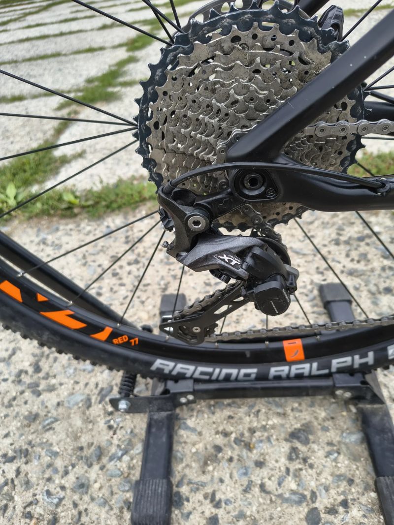 KARBONOVÉ HORSKÉ KOLO CUBE, SHIMANO XT.,.FOX