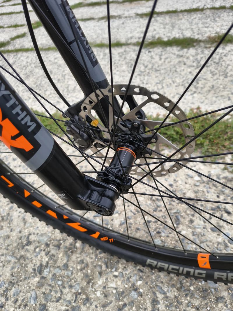 KARBONOVÉ HORSKÉ KOLO CUBE, SHIMANO XT.,.FOX