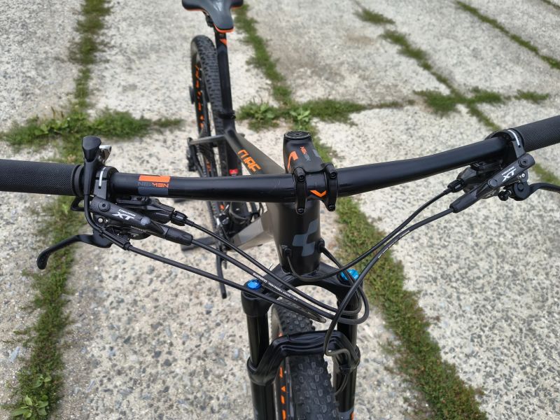 KARBONOVÉ HORSKÉ KOLO CUBE, SHIMANO XT.,.FOX