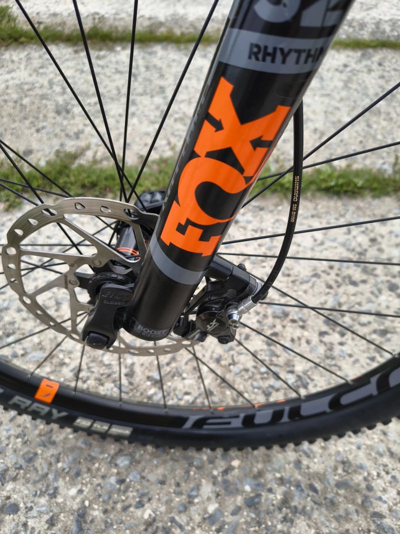 KARBONOVÉ HORSKÉ KOLO CUBE, SHIMANO XT.,.FOX