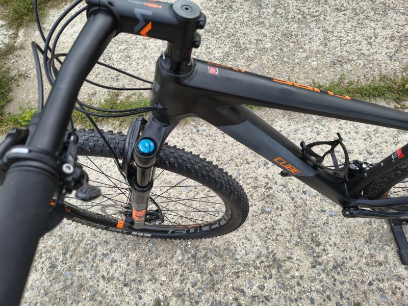 KARBONOVÉ HORSKÉ KOLO CUBE, SHIMANO XT.,.FOX