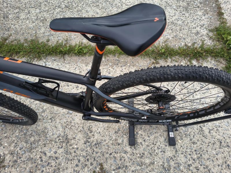 KARBONOVÉ HORSKÉ KOLO CUBE, SHIMANO XT.,.FOX