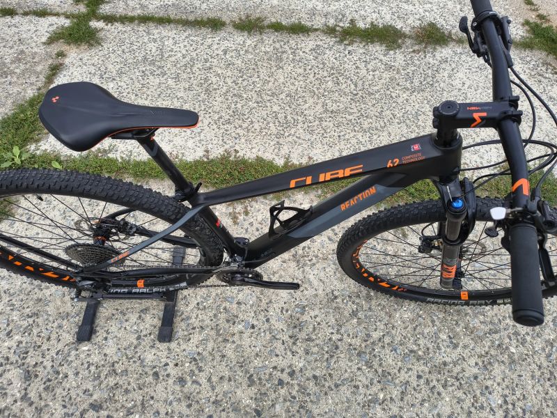 KARBONOVÉ HORSKÉ KOLO CUBE, SHIMANO XT.,.FOX
