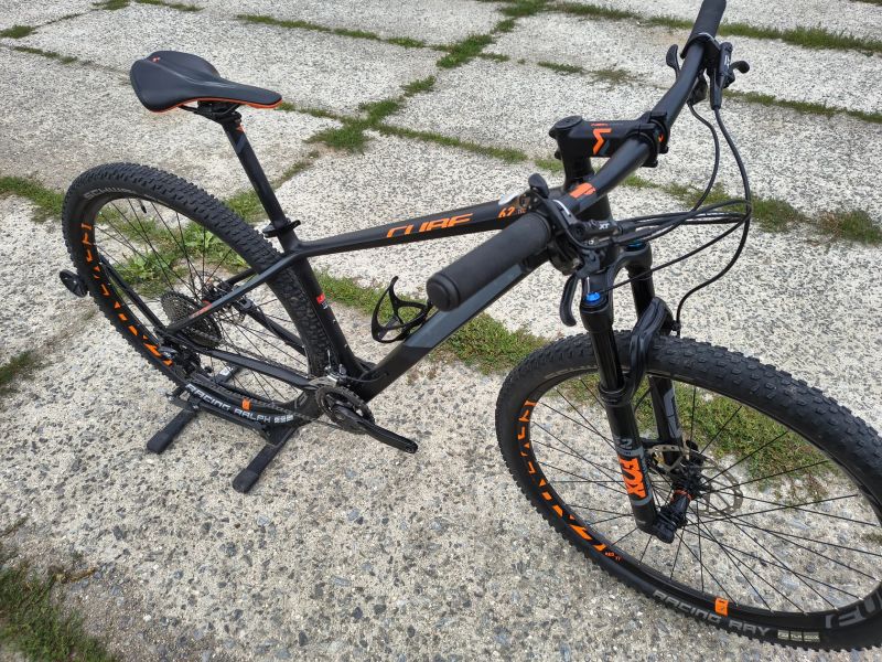 KARBONOVÉ HORSKÉ KOLO CUBE, SHIMANO XT.,.FOX
