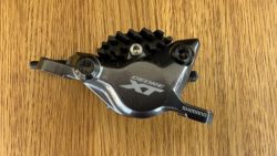 Brzdový třmen Shimano XT BR-M8100, polymer
