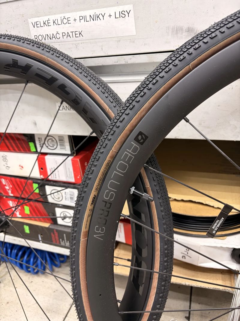 Silniční kola Bontrager Aeolus Pro 3V TLR pro kotoučové brzdy naboj XDR +plaste 700x38
