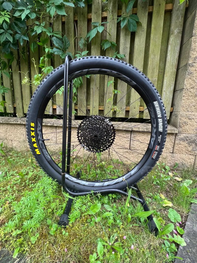 Nová 29" kola Race Face ARC 27, DT Swiss 370, Sram XD + SRAM GX EAGLE XG-1275, MAGURA 180mm + MAXXIS