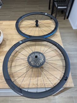 Reynolds ATR Disc 700C XDR ořech + kazeta sram xplr 12s