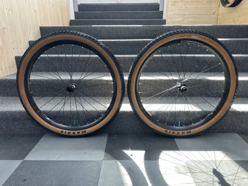 závodní 27,5" karbonová kola EIE | DT Swiss 350 | EIE A650BC25D25 | Sapim CX Ray | 1303 gramů