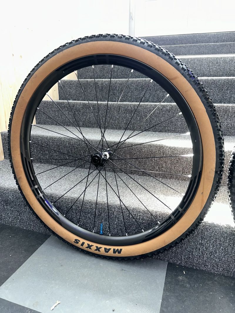 závodní 27,5" karbonová kola EIE | DT Swiss 350 | EIE A650BC25D25 | Sapim CX Ray | 1303 gramů
