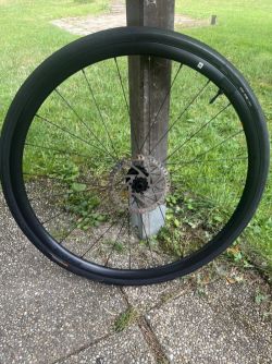 Zapletená kola Giant PR-2 s plášti Giant Gavia