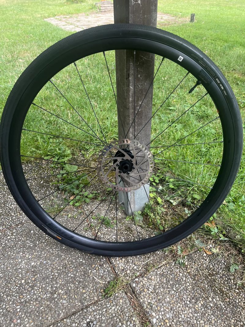 Zapletená kola Giant PR-2 s plášti Giant Gavia
