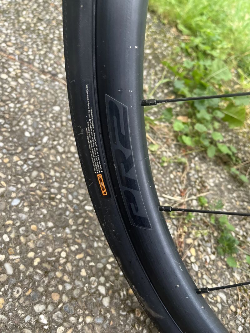 Zapletená kola Giant PR-2 s plášti Giant Gavia