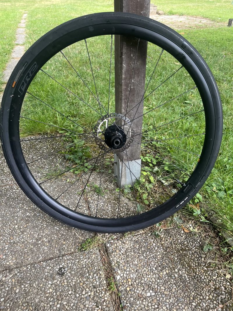 Zapletená kola Giant PR-2 s plášti Giant Gavia