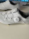 Bílé silniční tretry Shimano SH-RC302