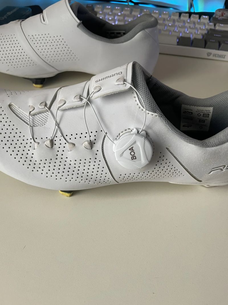 Bílé silniční tretry Shimano SH-RC302