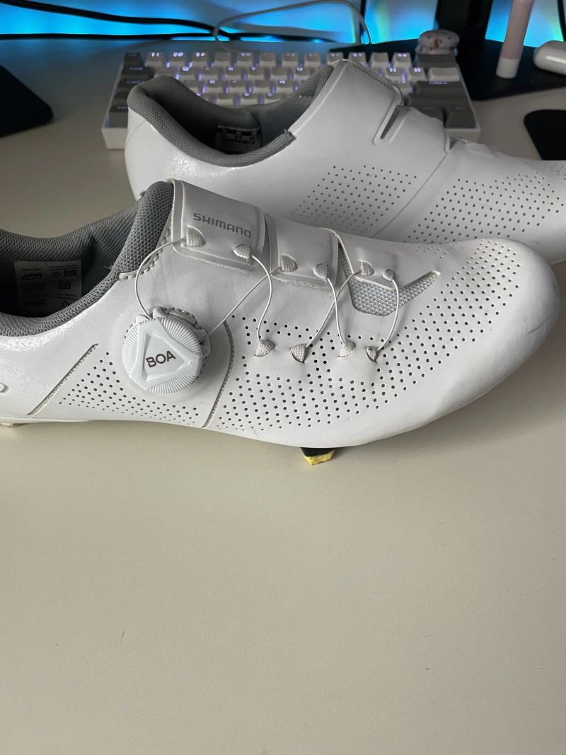 Bílé silniční tretry Shimano SH-RC302