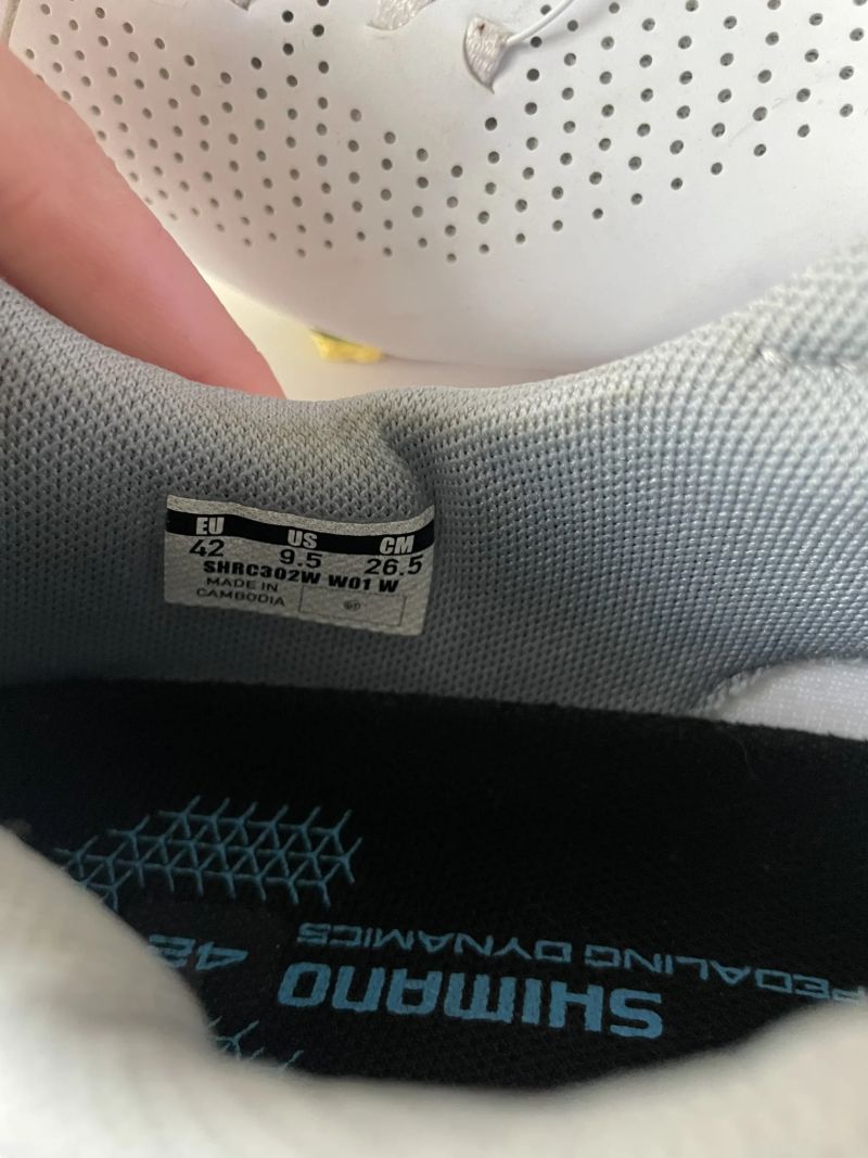Bílé silniční tretry Shimano SH-RC302
